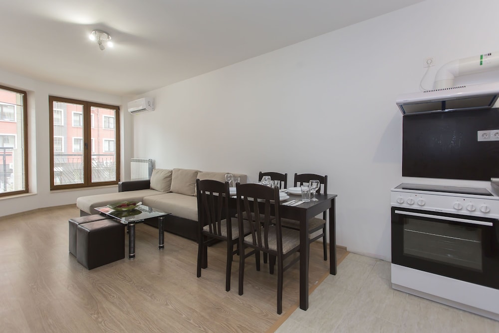 Bright 1bdr Apartment Near Center - Free Parking