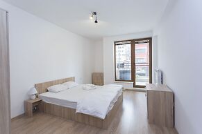 Bright 1bdr Apartment Near Center - Free Parking