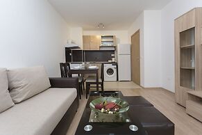 Bright 1bdr Apartment Near Center - Free Parking