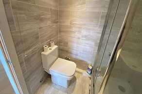 1-bed Unit 10 Minute Drive From Hellfire Caves