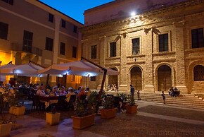 Best Located in Alghero old Town Steps to sea Attic Emerald