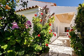 Charming 3BR Villa With Pool in Armação de Pêra