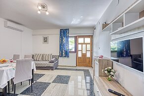 Silver Cherry Apartments