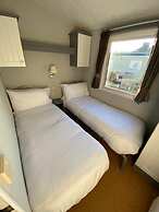 Immaculate 2-bed Static Caravan Near the Lake