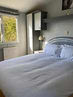 Immaculate 2-bed Static Caravan Near the Lake