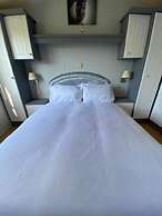 Immaculate 2-bed Static Caravan Near the Lake