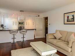Corrin - Chic 1 Bedroom Apartment