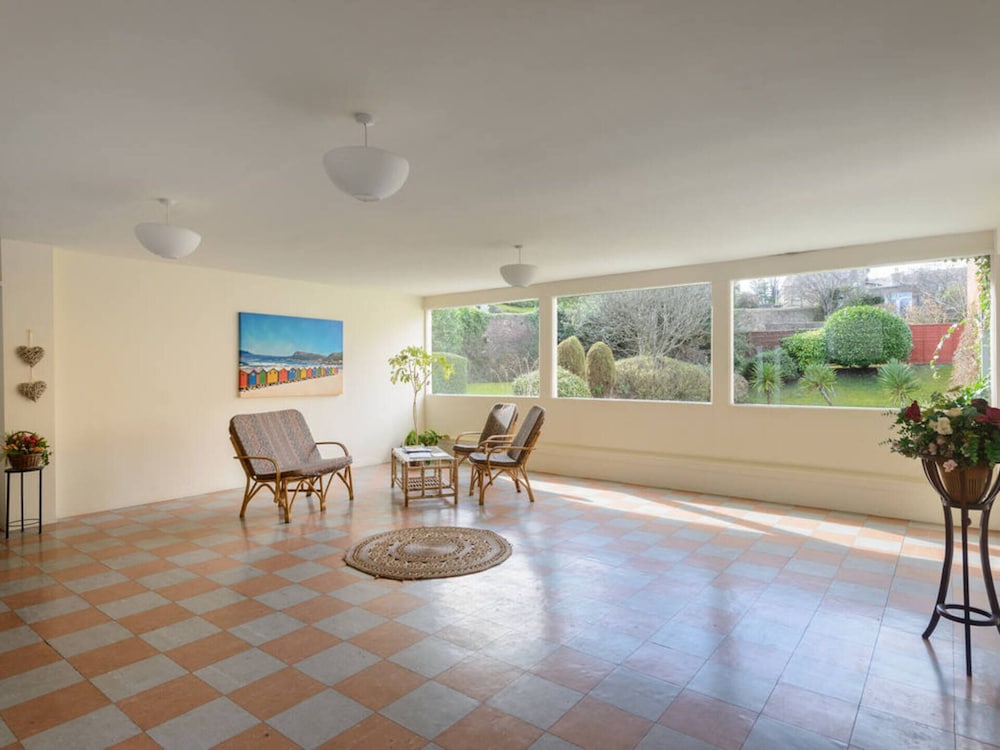 Corrin - Chic 1 Bedroom Apartment