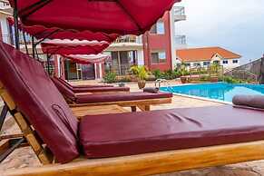 Deluxe 3-bed Apartment With Swimming Pool
