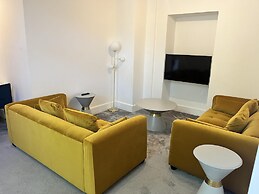 The Mews, With Free Private Parking, Windermere