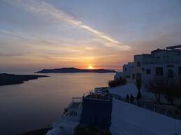 Anemos Fira Caldera View