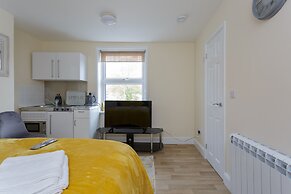 St Mary's Modern Central Huge Studio Apartments
