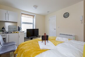 St Mary's Modern Central Huge Studio Apartments