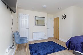 St Mary's Modern Central Huge Studio Apartments