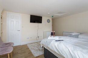 St Mary's Modern Central Huge Studio Apartments