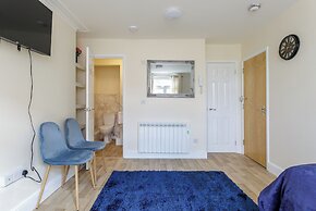 St Mary's Modern Central Huge Studio Apartments