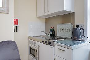 St Mary's Modern Central Huge Studio Apartments