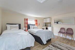 St Mary's Modern Central Huge Studio Apartments