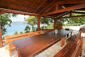 Agios Georgios - 2 Beds - Sleeps 5 - Free Parking