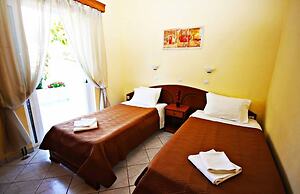 Agios Georgios - 2 Beds - Sleeps 5 - Free Parking