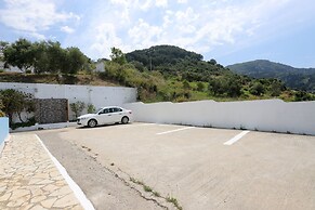 Agios Georgios - 2 Beds - Sleeps 5 - Free Parking