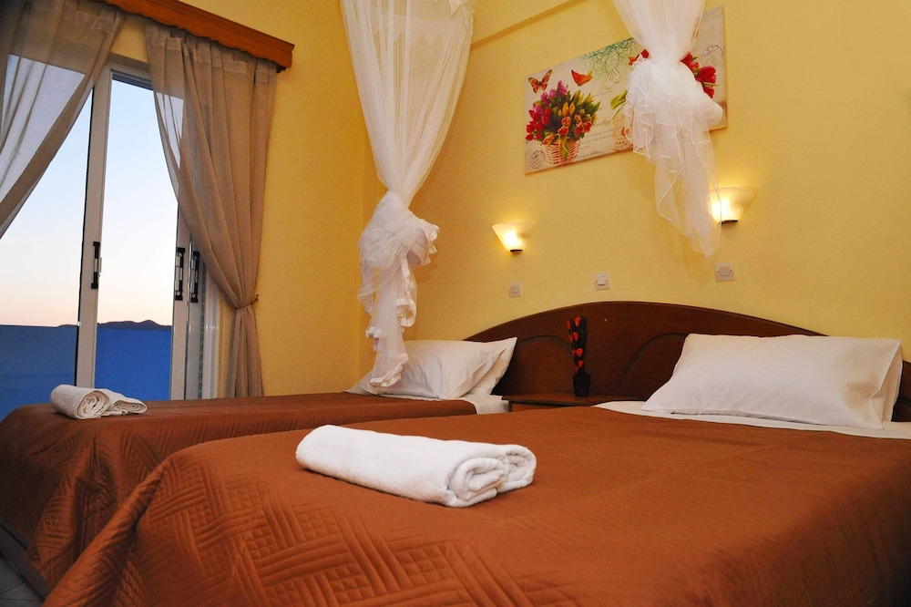 Agios Georgios - 2 Beds - Sleeps 4 - Free Parking