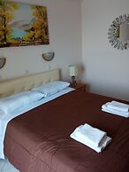 Agios Georgios - 2 Beds - Sleeps 4 - Free Parking