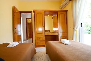 Agios Georgios - 2 Beds - Sleeps 4 - Free Parking