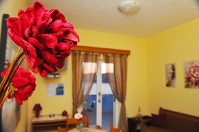 Agios Georgios - 2 Beds - Sleeps 4 - Free Parking