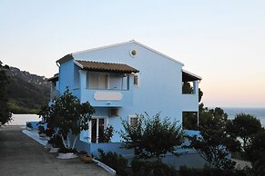 Agios Georgios - 2 Beds - Sleeps 4 - Free Parking