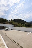 Agios Georgios - 2 Beds - Sleeps 4 - Free Parking