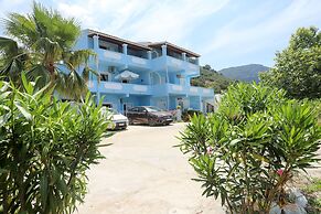 Agios Georgios - 2 Beds - Sleeps 4 - Free Parking
