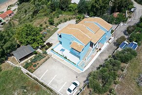 Agios Georgios - 2 Beds - Sleeps 4 - Free Parking