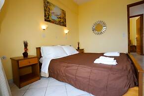 Agios Georgios - 2 Beds - Sleeps 4 - Free Parking