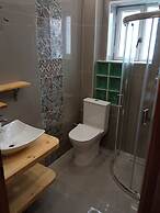 Agios Georgios - 2 Beds - Sleeps 4 - Free Parking