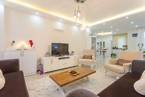 Villa Mina Large Private Pool A C Wifi Car Not Required Eco-friendly -