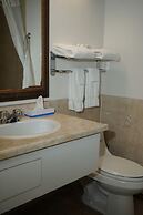 Jolly Roger Inn & Resort