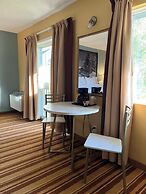 Jolly Roger Inn & Resort