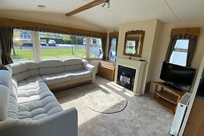 Caravan - Sleeps 4 - Pet Friendly - Parking