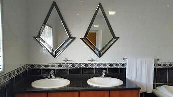 Savoy Lodge - Room