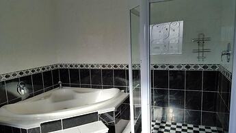 Savoy Lodge - Room