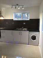 Small Modern Comfortable 2 Bedroom Apartment - Cmyr