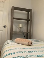 Small Modern Comfortable 2 Bedroom Apartment - Cmyr