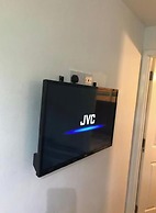 Small Modern Comfortable 2 Bedroom Apartment - Cmyr