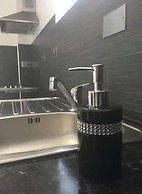 Small Modern Comfortable 2 Bedroom Apartment - Cmyr