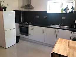 Small Modern Comfortable 2 Bedroom Apartment - Cmyr