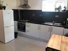 Small Modern Comfortable 2 Bedroom Apartment - Cmyr