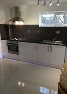 Small Modern Comfortable 2 Bedroom Apartment - Cmyr