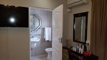 Savoy Lodge - Nice Budget Triple Room 2