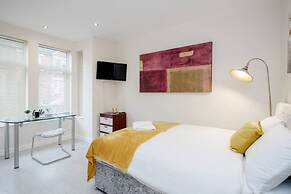Homely Spaces Apt A, Large Studio W/king, 2guests